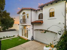 Escondido Escape - Modern Tri-level Mediterranean Beachfront Home - Image 4