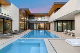 Swallow Sanctuary - A Modern Marvel in the Heart of LA - Image 2