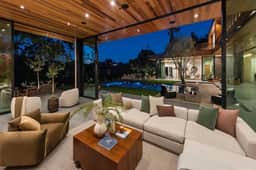 Oak Pass Manor: Indoor-Outdoor Luxury with Pool, Sauna & Panoramic Views - Image 3