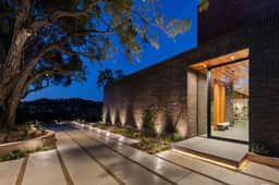 Oak Pass Manor: Indoor-Outdoor Luxury with Pool, Sauna & Panoramic Views - Image 4