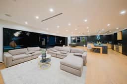 Varna Villa - Charming Sherman Oaks Retreat with Private Patio & Spa - Image 3