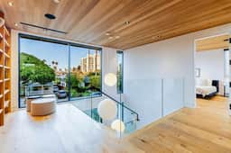 Sanborn Villa: Modern Venice Retreat with Rooftop Lounge and Pool - Image 4