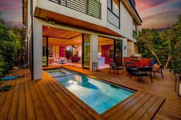 Sanborn Villa: Modern Venice Retreat with Rooftop Lounge and Pool - Image 2