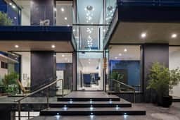The Donella Mansion: Exquisite Modern Living in Bel Air with Stunning Views - Image 4