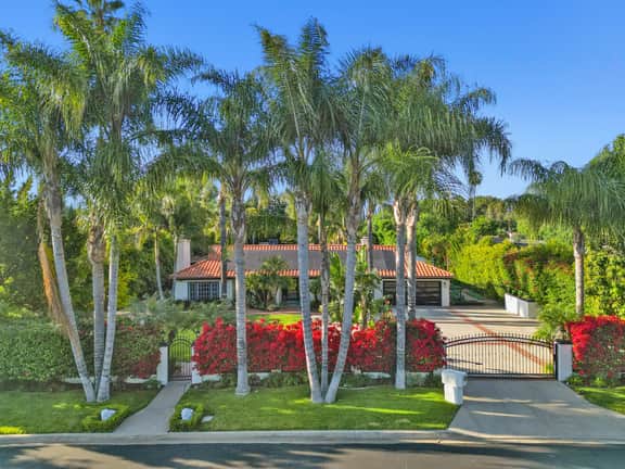 Erwin Estate - A Perfect Blend of Modern Elegance with Mid-Century Undertones - Image 5