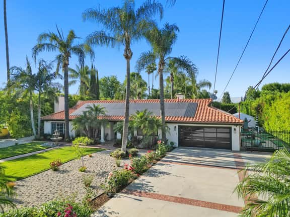 Erwin Estate - A Perfect Blend of Modern Elegance with Mid-Century Undertones - Image 4