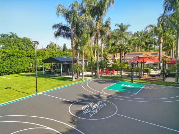 Erwin Estate - A Perfect Blend of Modern Elegance with Mid-Century Undertones - Image 2