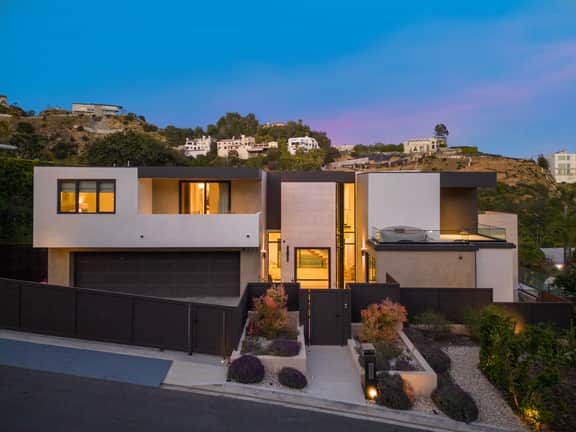Swallow Sanctuary - A Modern Marvel in the Heart of LA - Image 4