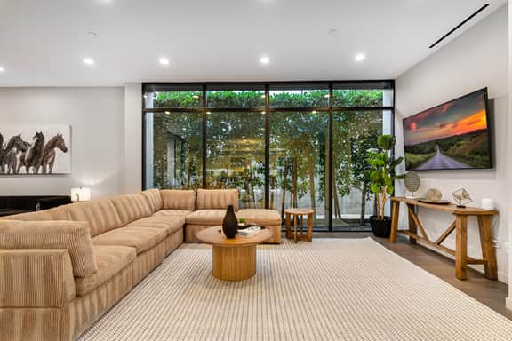 Coldwater Canyon - A Sophisticated & Elegant Estate - Image 3