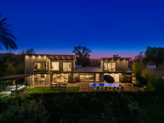 Skyline Luxury Haven - Singular Skyline Escape with Endless Valley Views - Image 5
