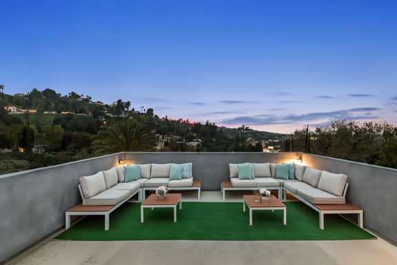 Farley Court - Stylish Hillside Residence with Stunning Views - Image 2