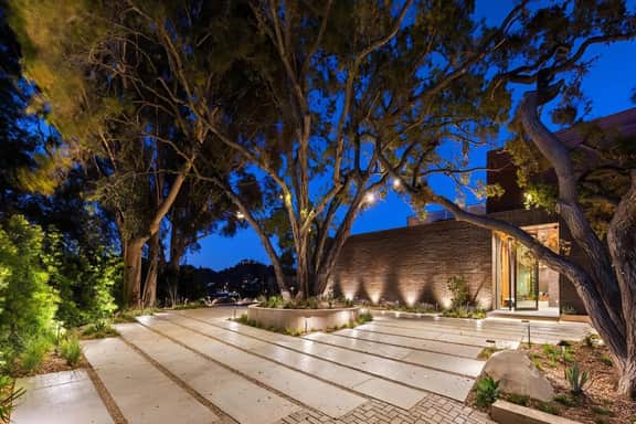 Oak Pass Manor: Indoor-Outdoor Luxury with Pool, Sauna & Panoramic Views - Image 5