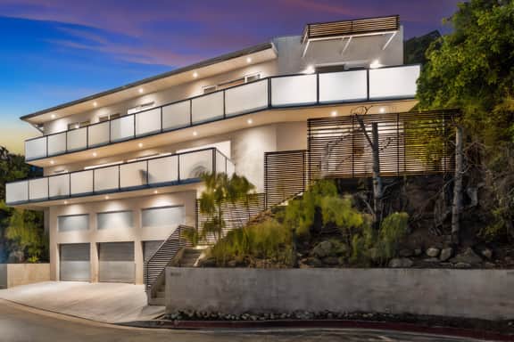 Belle Horizon - Modern Villa with Expansive Balcony and Views - Image 4