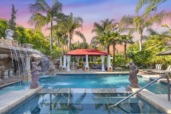 Erwin Estate - A Perfect Blend of Modern Elegance with Mid-Century Undertones - Image 1