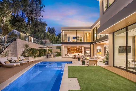 Hutton Modern - Architectural Masterpiece 5BD/8BA Private & Gated Oasis - Image 1