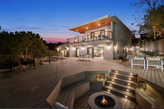 Farley Court - Stylish Hillside Residence with Stunning Views - Image 1