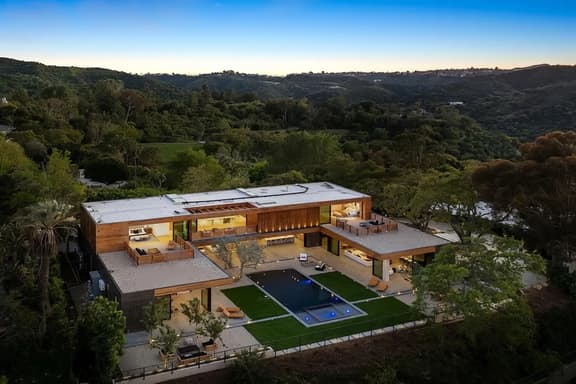Oak Pass Manor: Indoor-Outdoor Luxury with Pool, Sauna & Panoramic Views - Image 1