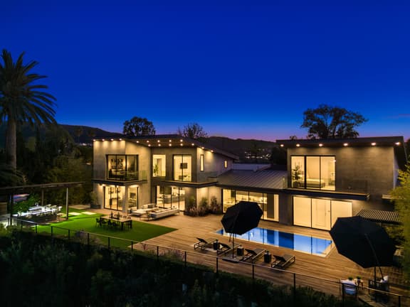Skyline Luxury Haven - Singular Skyline Escape with Endless Valley Views - Image 1