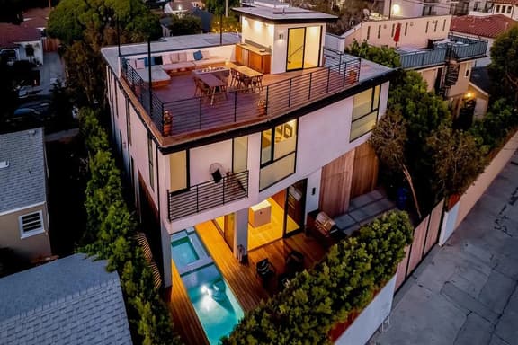 Sanborn Villa: Modern Venice Retreat with Rooftop Lounge and Pool - Image 1